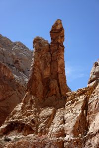 Skalní věže ve Spring Canyonu - Capitol Reef NP